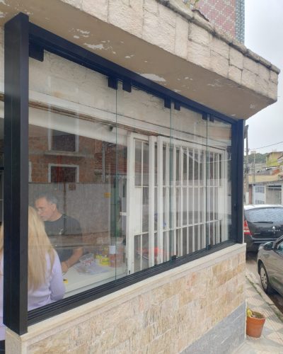 Envidraçamento de Loja - Sistema Stanley