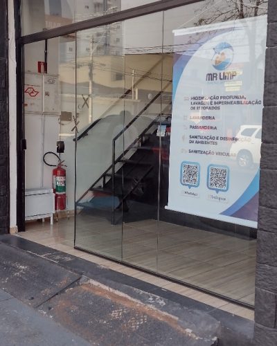 Envidraçamento de Loja com Bandeiras